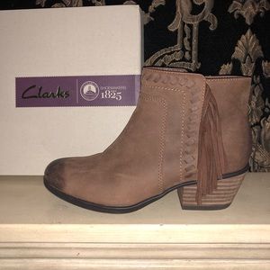 Like new Leather Clarks Artisan fringe ankle boots